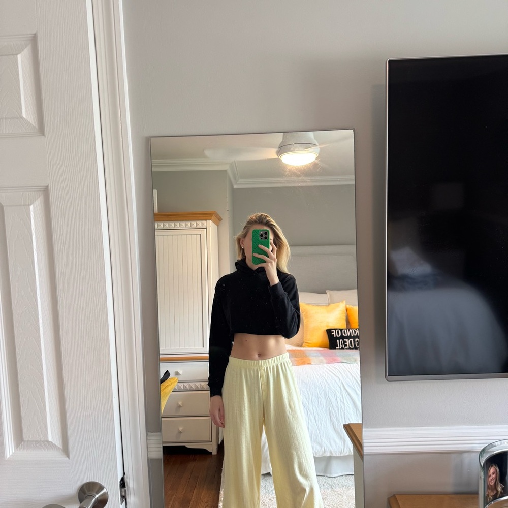 TNA Aritzia Perfect Cropped Black Hoodie - Picture 4 of 5